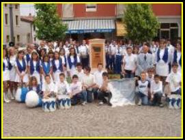 2005: Banda e Majorette con il monumento del bicentenario